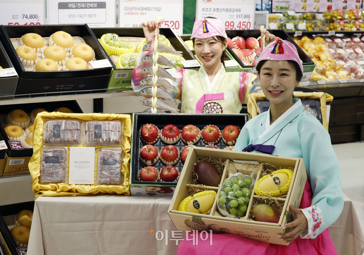 ▲18일 서울 용산구 이마트 용산점에서 모델들이 추석 선물세트를 선보이고 있다. 이마트는 추석 명절을 앞두고 19일부터 추석 당일인 29일까지 과일·축산·수산·가공 등 선물 세트 판매를 진행한다. 조현호 기자 hyunho@