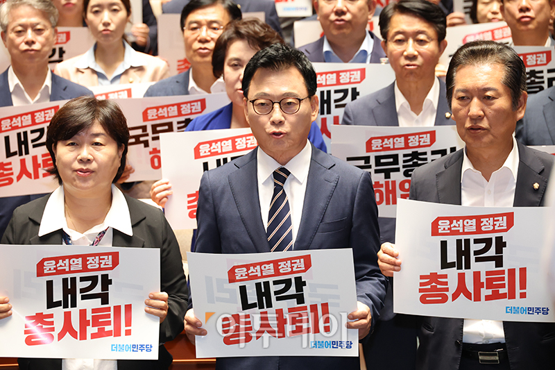 ▲18일 서울 여의도 국회에서 열린 더불어민주당 의원총회에서 박광온 원내대표를 비롯한 의원들이 국무총리 해임과 내각 총사퇴를 촉구하는 피케팅을 하고 있다. 고이란 기자 photoeran@