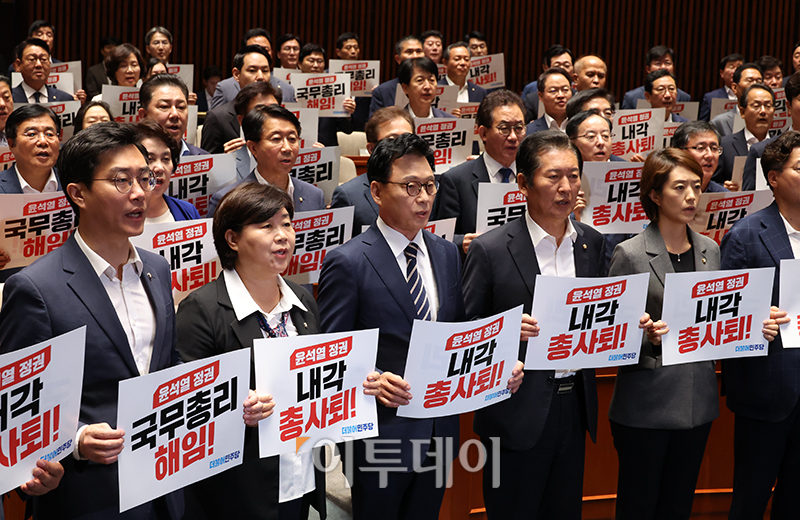 ▲18일 서울 여의도 국회에서 열린 더불어민주당 의원총회에서 박광온 원내대표를 비롯한 의원들이 국무총리 해임과 내각 총사퇴를 촉구하는 피케팅을 하고 있다. 고이란 기자 photoeran@