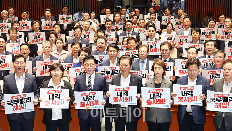 ▲18일 서울 여의도 국회에서 열린 더불어민주당 의원총회에서 박광온 원내대표를 비롯한 의원들이 국무총리 해임과 내각 총사퇴를 촉구하는 피케팅을 하고 있다. 고이란 기자 photoeran@