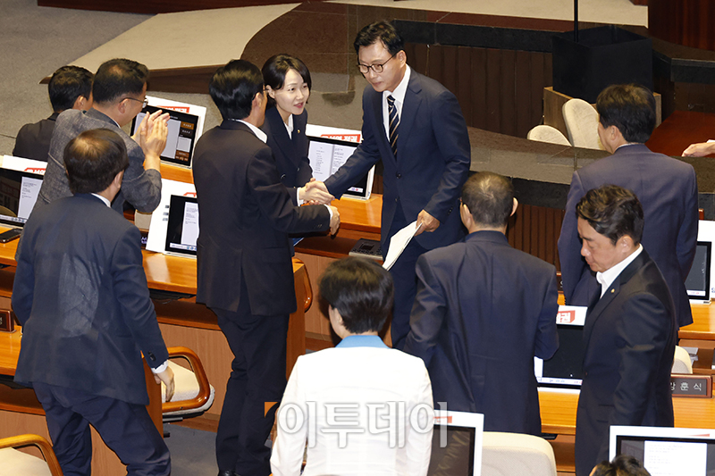 ▲박광온 더불어민주당 원내대표가 18일 서울 여의도 국회에서 열린 본회의에서 교섭단체 대표 연설을 마치고 의원들과 인사하고 있다. 고이란 기자 photoeran@