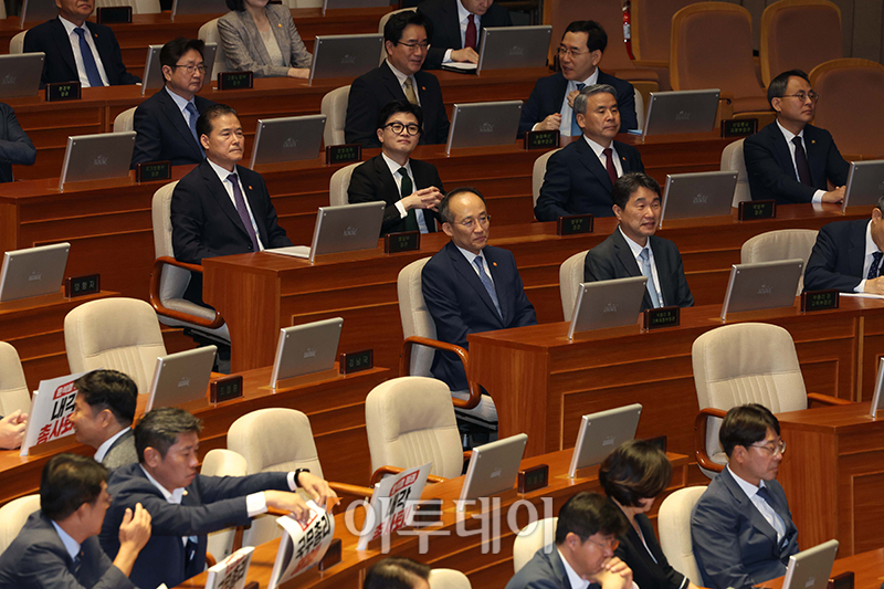 ▲18일 서울 여의도 국회에서 열린 본회의에서 더불어민주당 의원들이 국무총리 해임과 내각 총사퇴를 촉구하는 피켓을 붙이는 가운데 추경호 부총리를 비롯한 국무위원들이 자리에 앉아있다. 고이란 기자 photoeran@