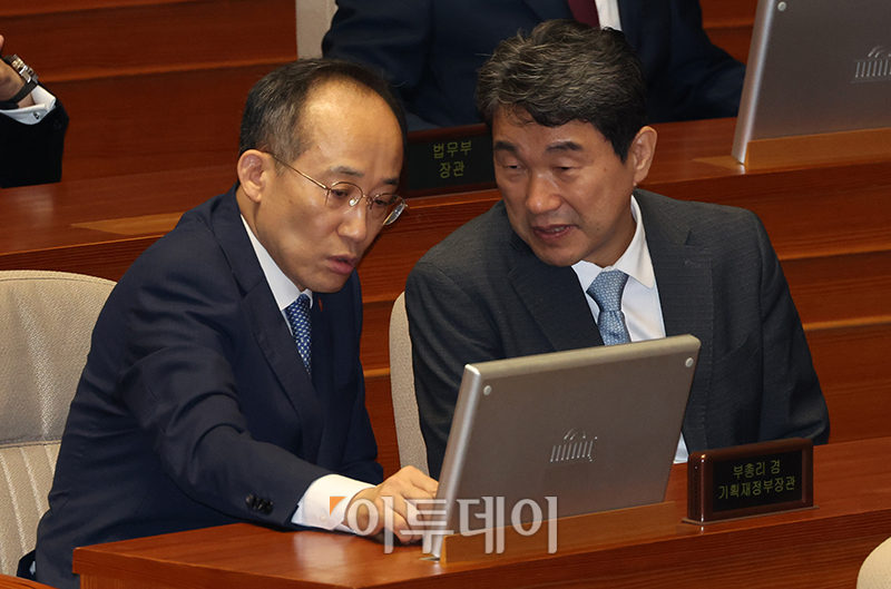 ▲추경호(왼쪽) 경제부총리 겸 기획재정부 장관과 이주호 사회부총리 겸 교육부 장관이 18일 서울 여의도 국회에서 열린 본회의에서 대화하고 있다. 고이란 기자 photoeran@