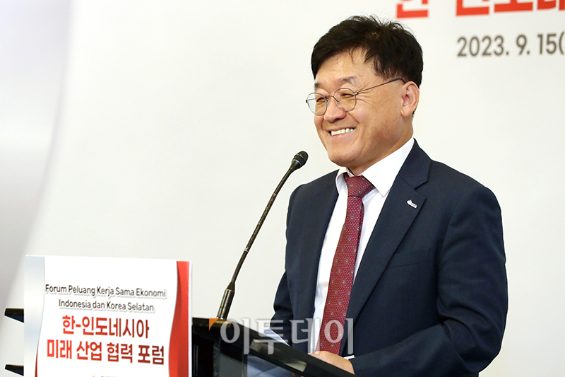 ▲정만기 한국무역협회 부회장이 15일 인도네시아 자카르타 물리아 호텔에서 열린 '한-인도네시아 미래산업 협력 포럼'에서 개회사를 하고 있다. 자카르타=사진공동취재단