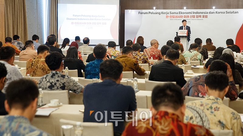 ▲정만기 한국무역협회 부회장이 15일 인도네시아 자카르타 물리아 호텔에서 열린 '한-인도네시아 미래산업 협력 포럼'에서 개회사를 하고 있다. 자카르타=사진공동취재단