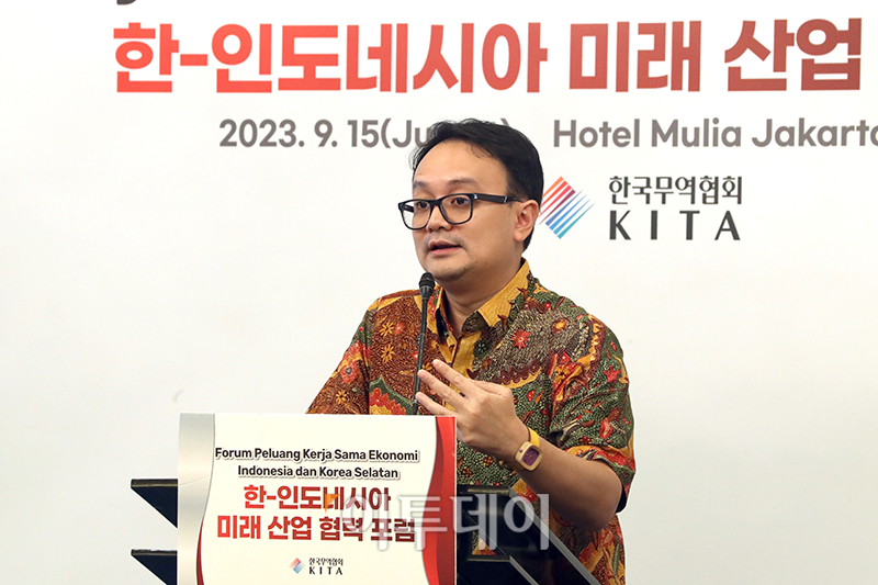 ▲제리 심부아가 인도네시아 무역부 차관이 15일 인도네시아 자카르타 물리아 호텔에서 열린 '한-인도네시아 미래산업 협력 포럼'에서 축사를 하고 있다. 자카르타=사진공동취재단