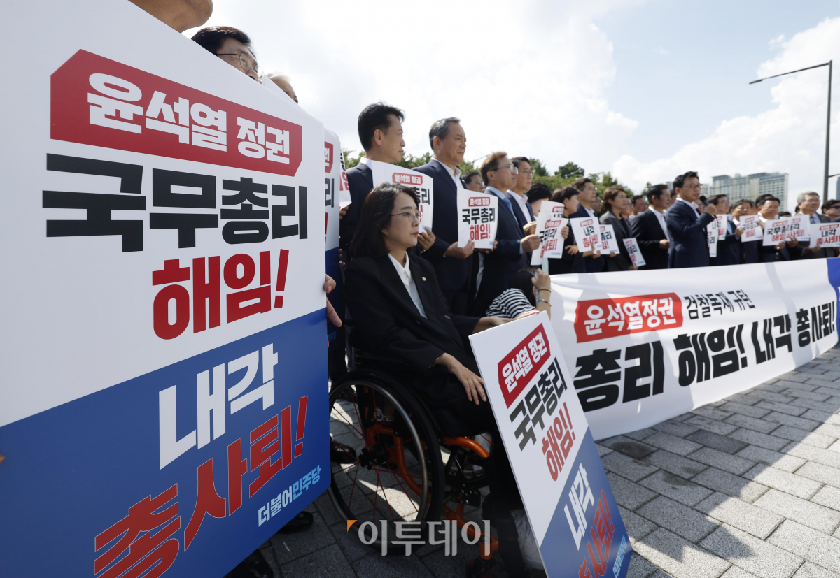 ▲박광온 더불어민주당 원내대표가 18일 서울 용산 대통령실 앞에서 열린 '윤석열 정권 국정전면쇄신 및 내각총사퇴 촉구 인간띠 잇기 피켓시위'에서 발언을 하고 있다. 조현호 기자 hyunho@