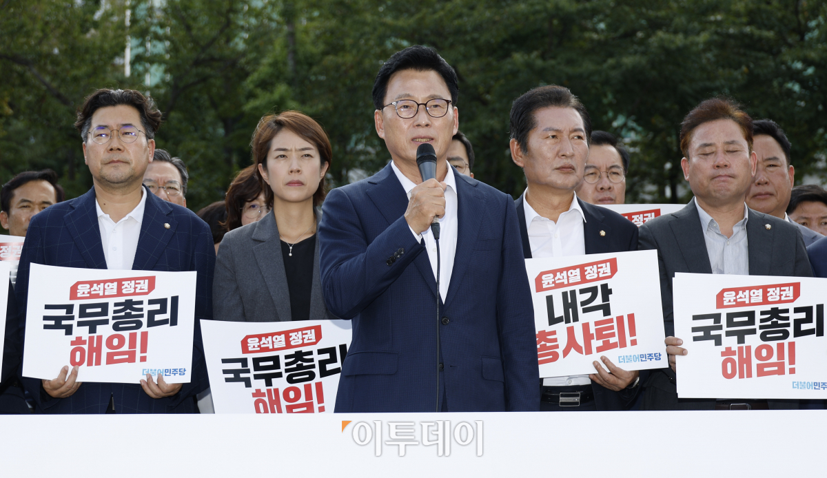 ▲박광온 더불어민주당 원내대표가 18일 서울 용산 대통령실 앞에서 열린 '윤석열 정권 국정전면쇄신 및 내각총사퇴 촉구 인간띠 잇기 피켓시위'에서 발언을 하고 있다. 조현호 기자 hyunho@