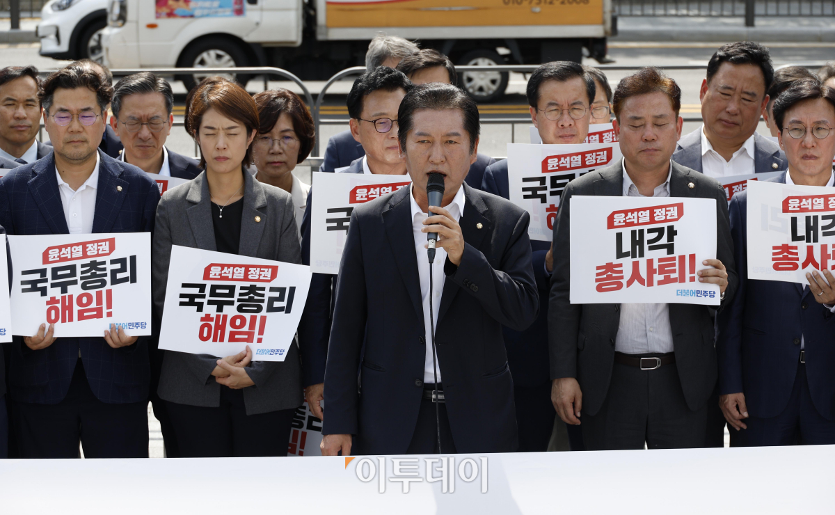 ▲정청래 더불어민주당 최고위원이 18일 서울 용산 대통령실 앞에서 열린 '윤석열 정권 국정전면쇄신 및 내각총사퇴 촉구 인간띠 잇기 피켓시위'에서 발언을 하고 있다. 조현호 기자 hyunho@