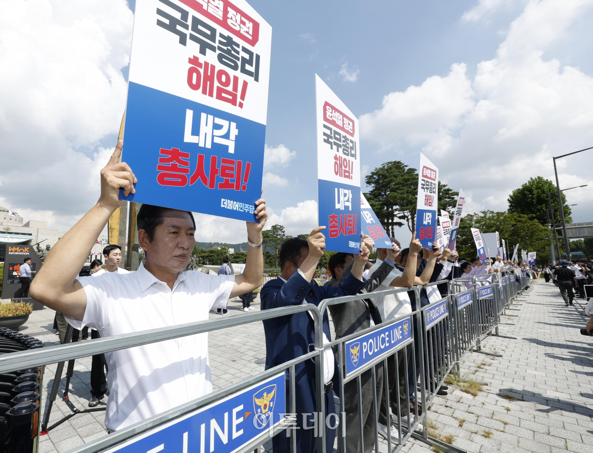▲더불어민주당 정청래 최고위원 등 의원들이 18일 서울 용산 대통령실 앞에서 '윤석열 정권 국정전면쇄신 및 내각총사퇴 촉구 인간띠 잇기 피켓시위'를 하고 있다. 조현호 기자 hyunho@