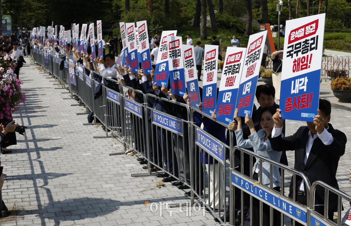 ▲더불어민주당 의원들이 18일 서울 용산 대통령실 앞에서 '윤석열 정권 국정전면쇄신 및 내각총사퇴 촉구 인간띠 잇기 피켓시위'를 하고 있다. 조현호 기자 hyunho@