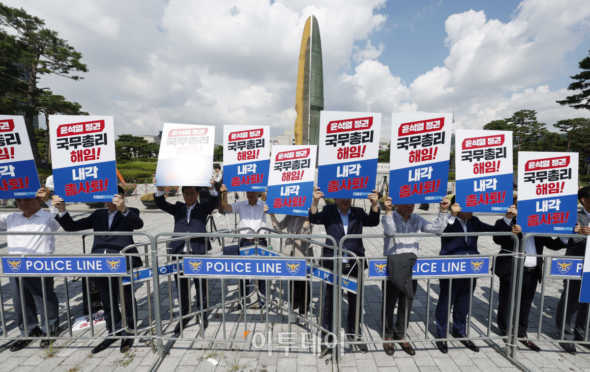 ▲더불어민주당 의원들이 18일 서울 용산 대통령실 앞에서 '윤석열 정권 국정전면쇄신 및 내각총사퇴 촉구 인간띠 잇기 피켓시위'를 하고 있다. 조현호 기자 hyunho@