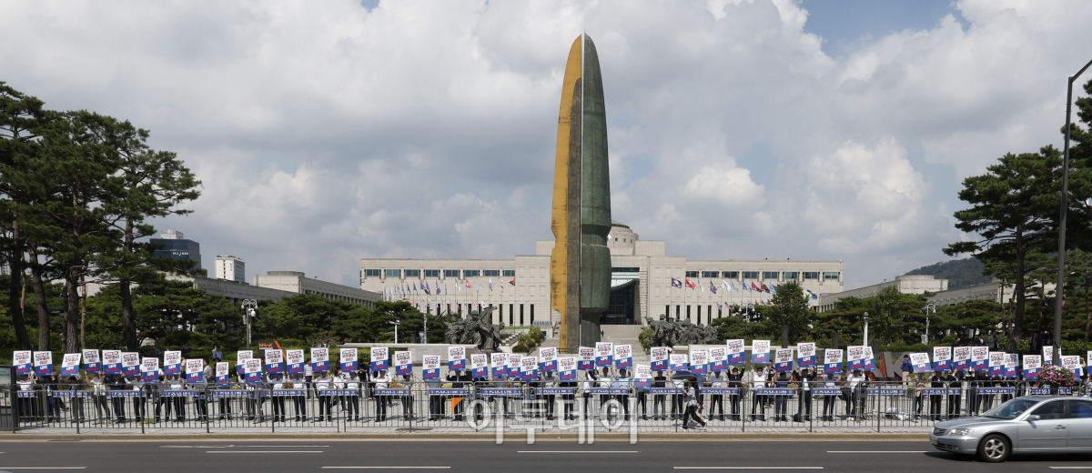 ▲더불어민주당 의원들이 18일 서울 용산 대통령실 앞에서 '윤석열 정권 국정전면쇄신 및 내각총사퇴 촉구 인간띠 잇기 피켓시위'를 하고 있다. 조현호 기자 hyunho@