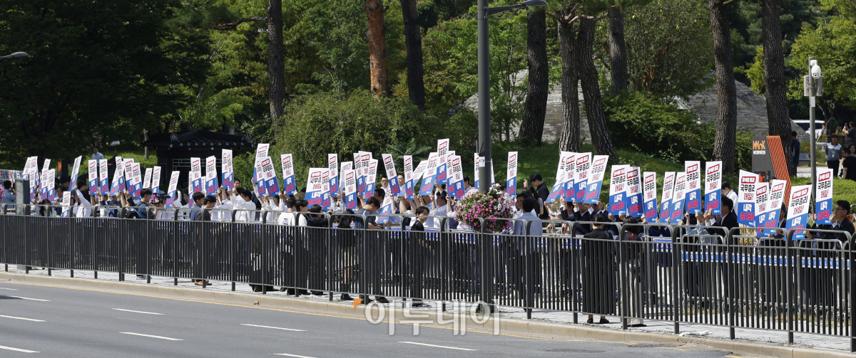 ▲더불어민주당 의원들이 18일 서울 용산 대통령실 앞에서 '윤석열 정권 국정전면쇄신 및 내각총사퇴 촉구 인간띠 잇기 피켓시위'를 하고 있다. 조현호 기자 hyunho@