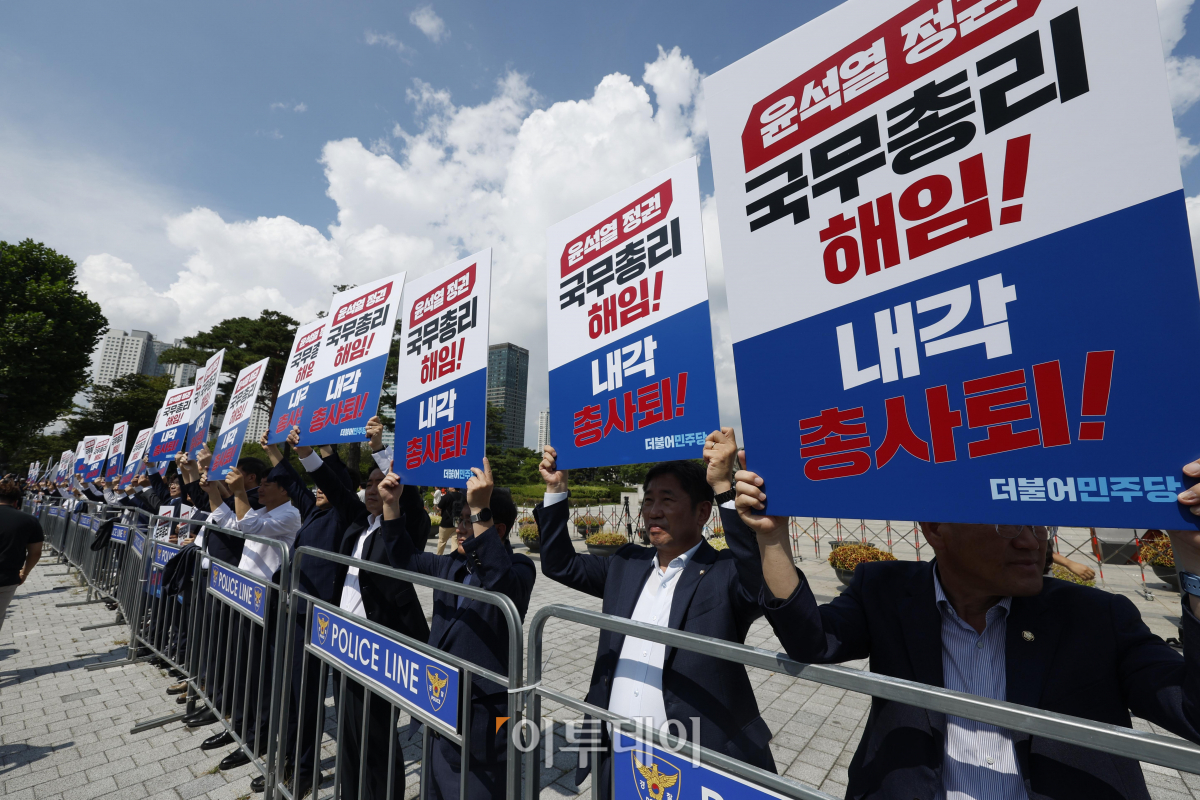 ▲더불어민주당 의원들이 18일 서울 용산 대통령실 앞에서 '윤석열 정권 국정전면쇄신 및 내각총사퇴 촉구 인간띠 잇기 피켓시위'를 하고 있다. 조현호 기자 hyunho@