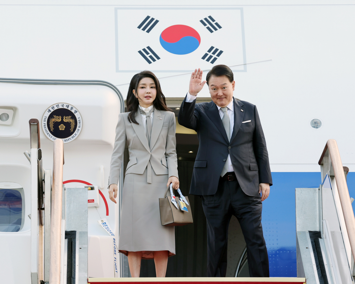 ▲제78차 유엔총회에 참석하는 윤석열 대통령과 김건희 여사가 18일 성남 서울공항에서 미국 뉴욕으로 출국하기 위해 전용기인 공군 1호기에 올라 인사하고 있다. (연합뉴스)