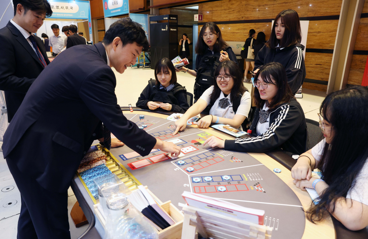 ▲18일 서울 강남구 코엑스에서 열린 ‘2023 관광산업 일자리박람회’에서 학생 구직자들이 카지노 딜러 체험을 하고있다. 이틀간 진행되는 관광산업 일자리박람회는 167개 관광 관련 구인기업들이 참여하며, 정부가 올해 1000만명, 2027년 3000만명의 방한 외국관광객을 목표로 설정하면서 인력부족에 시달리고 있는 관광업계의 어려움을 해소하기 위해 마련됐다. 신태현 기자 holjjak@