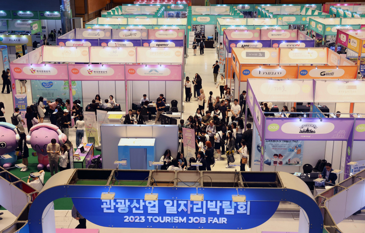 ▲18일 서울 강남구 코엑스에서 열린 ‘2023 관광산업 일자리박람회’ 행사장이 구직자들로 붐비고 있다. 이틀간 진행되는 관광산업 일자리박람회는 167개 관광 관련 구인기업들이 참여하며, 정부가 올해 1000만명, 2027년 3000만명의 방한 외국관광객을 목표로 설정하면서 인력부족에 시달리고 있는 관광업계의 어려움을 해소하기 위해 마련됐다. 신태현 기자 holjjak@