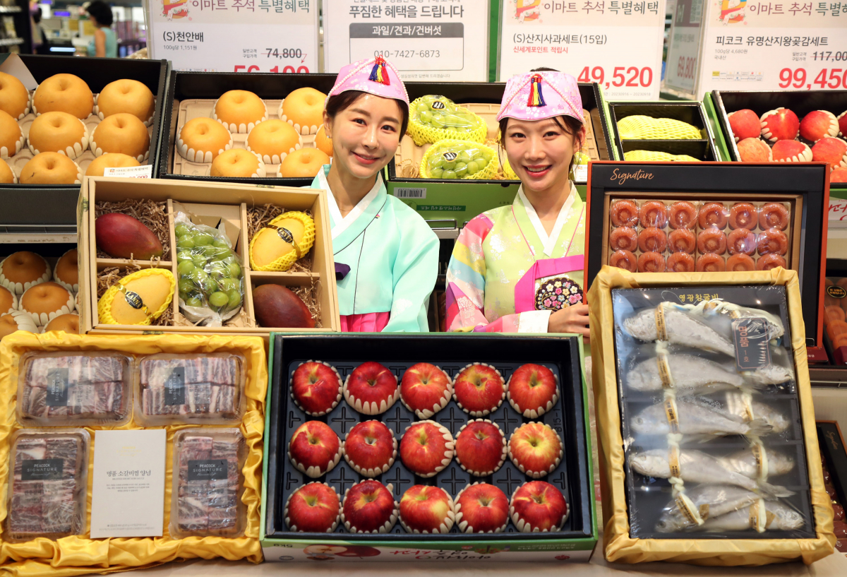 ▲18일 월요일 오전 이마트 용산점에서 모델들이 추석 선물세트를 소개하고 있다. 이마트는 추석 명절을 앞두고 19일부터 추석 당일인 29일까지 추석 선물세트 본 판매를 진행한다. 이마트는 본 판매 기간을 맞아 행사카드 할인 등 다양한 프로모션을 기획해 선보인다.  (사진제공=이마트)