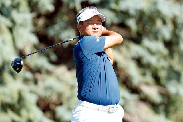 ▲18일(한국시간) 미국 사우스다코타주 수폴스의 미네하하CC에서 열린 PGA 챔피언스투어 샌퍼드 인터내셔널에서 1타 차이로 준우승에 그친 최경주가 4번 홀에서 티샷을 날리고 있다. 출처=AFP연합뉴스