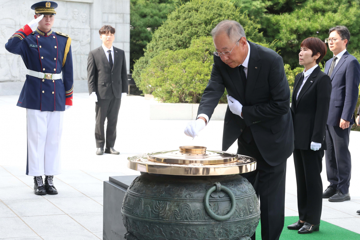 ▲류진 한국경제인협회 회장이 18일 서울 동작구 국립서울현충원을 찾아 참배하고 있다. 신태현 기자 holjjak@