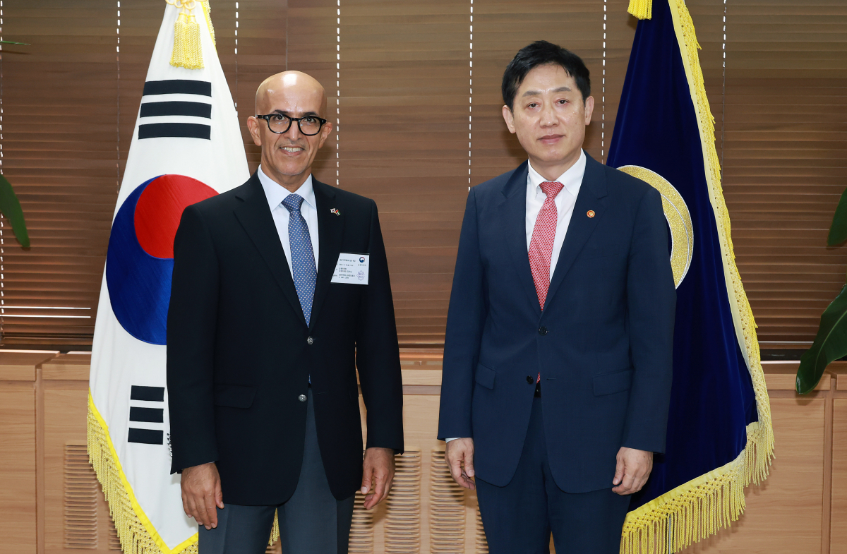 ▲김주현(오른쪽) 금융위원장과 무즈히르 카시므 알 카일리 아랍에미리트(UAE) 지역개발부 장관이 18일 정부서울청사에서 면담을 가진 뒤 기념촬영을 하고 있다. (사진제공=금융위원회)