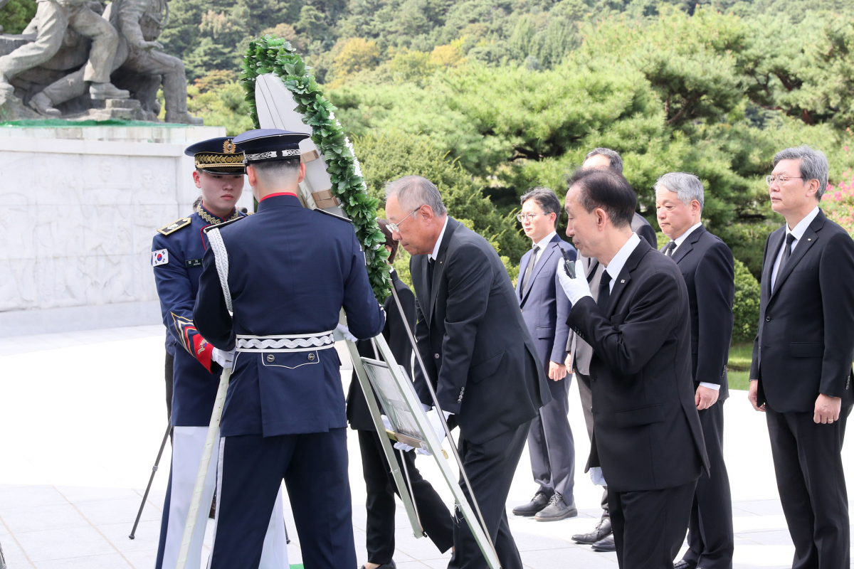 ▲류진(가운데) 한국경제인협회 회장이 김창범 상근부회장 등 임원들과 함께 한경협 출범 이후 첫 공식 행사로 서울 동작구 국립서울현충원을 찾아 참배했다. (사진제공=한국경제인협회)