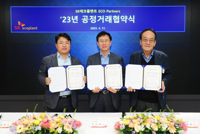 ▲SK에코플랜트가 동반성장 활동의 일환으로 지난 4월 '공정거래 협약식'을 개최하며 비즈 파트너와 공정거래를 통한 동반성장을 약속했다. (왼쪽부터)사진은 임재욱 SK에코플랜트 경영지원센터장, 박치형 동반성장위원회 운영처장, 최재원 외주 에코파트너스(SK에코플랜트 비즈파트너 협의체) 회장이 공정거래 협약서를 들고 기념 촬영을 하는 모습. (사진제공=SK에코플랜트)
