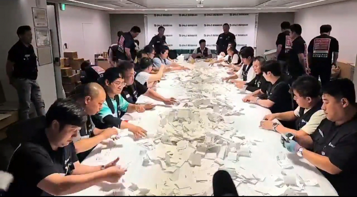 ▲현대자동차 노조가 18일 울산공장 내 노조사무실에서 올해 임금 및 단체협약 잠정합의안에 대한 조합원 찬반투표를 개표하고 있다. (사진제공=현대차 노조)