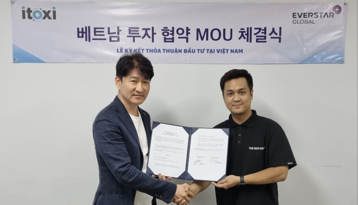 ▲(좌측부터) 아이톡시 대표 전봉규, 에버스타 글로벌 대표 응웬 뚜앙 니아, Nguyễn Tuần Ngia (사진=아이톡시)