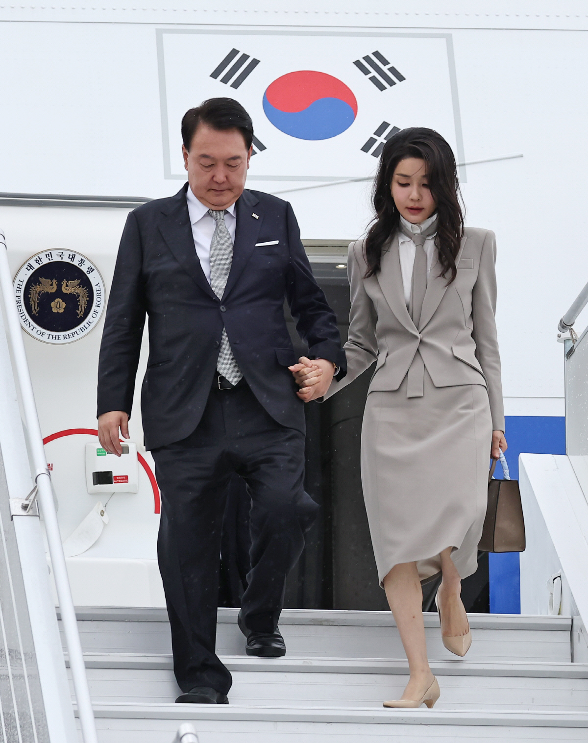 ▲제78차 유엔총회에 참석하는 윤석열 대통령과 부인 김건희 여사가 18일(현지시간) 미국 뉴욕 JFK공항에 도착, 전용기인 공군 1호기에서 내리고 있다. (연합뉴스)