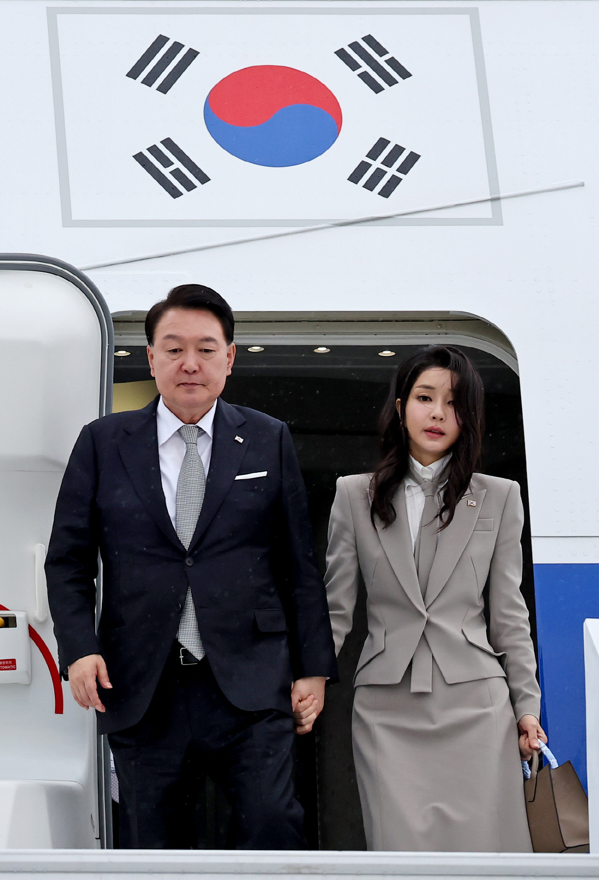 ▲제78차 유엔총회에 참석하는 윤석열 대통령과 부인 김건희 여사가 18일(현지시간) 미국 뉴욕 JFK공항에 도착, 전용기인 공군 1호기에서 내리고 있다. (연합뉴스)