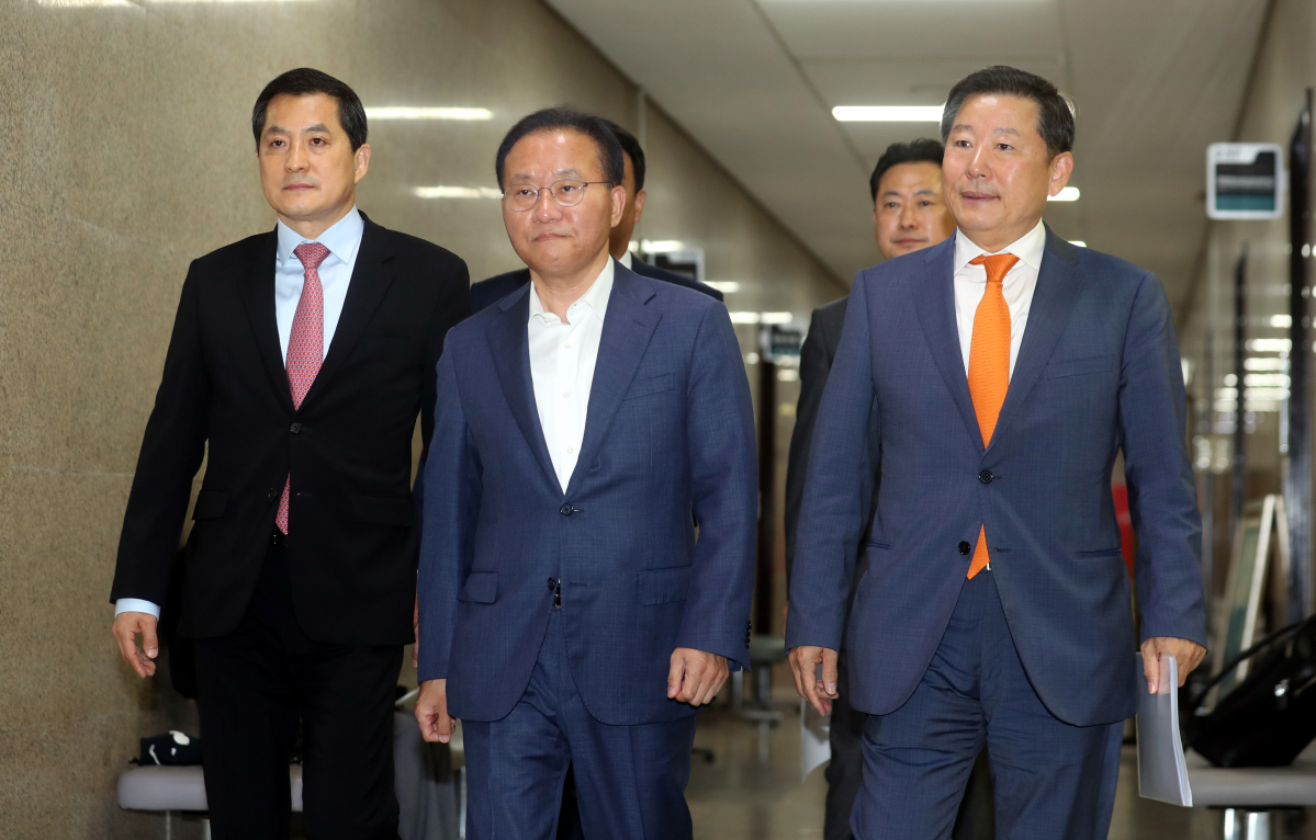 ▲윤재옥 국민의힘 원내대표가 19일 오전 서울 여의도 국회에서 열린 원내대책회의에 참석하고 있다. (뉴시스)