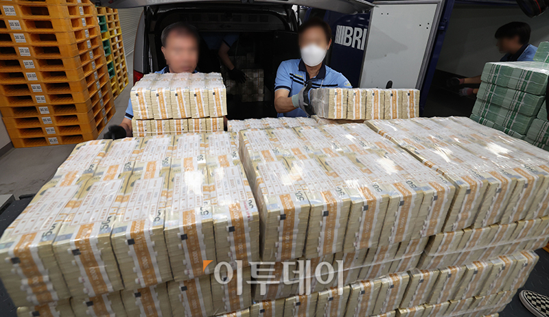 ▲추석 연휴를 앞둔 19일 서울 중구 한국은행 화폐수납장에서 현금운송 관계자들이 시중은행에 공급될 추석자금 방출작업을 하고 있다. 사진공동취재단