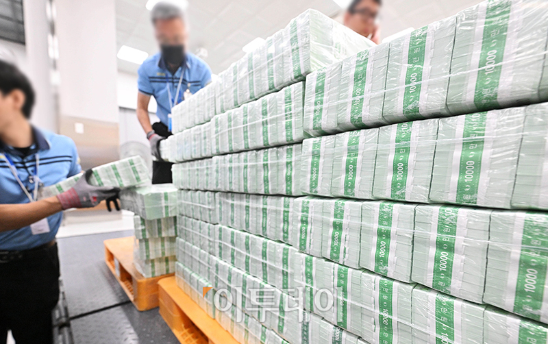 ▲추석 연휴를 앞둔 19일 서울 중구 한국은행 화폐수납장에서 현금운송 관계자들이 시중은행에 공급될 추석자금 방출작업을 하고 있다. 사진공동취재단