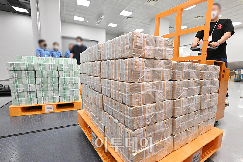 ▲추석 연휴를 앞둔 19일 서울 중구 한국은행 화폐수납장에서 현금운송 관계자들이 시중은행에 공급될 추석자금 방출작업을 하고 있다. 사진공동취재단