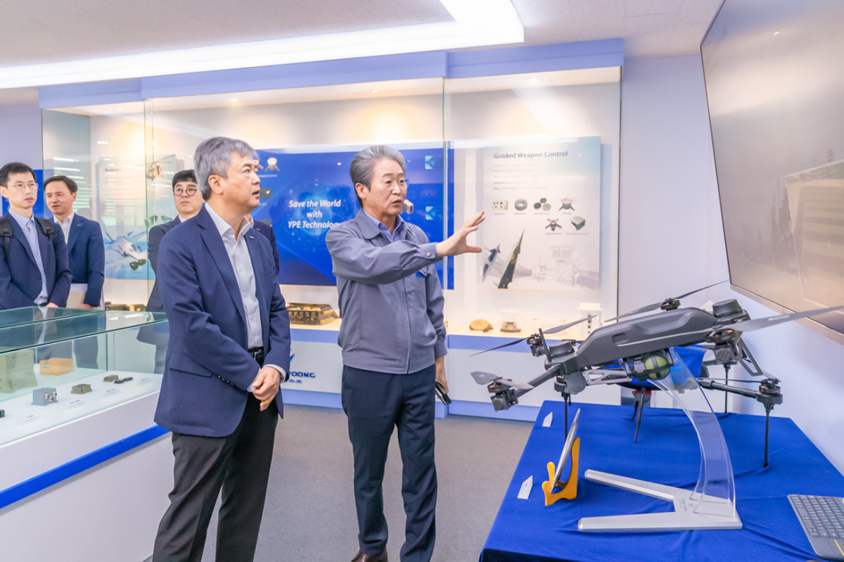 ▲이인호 한국무역보험공사 사장(왼쪽)이 19일 경남 창원에 있는 영풍전자를 찾아, 수출 방산제품에 대한 설명을 듣고 있다. 이날 현장방문은 경영 애로사항을 듣고 수출 지원방안에 대해 의견을 나누기 위해 마련됐다. (사진제공=한국무역보험공사)