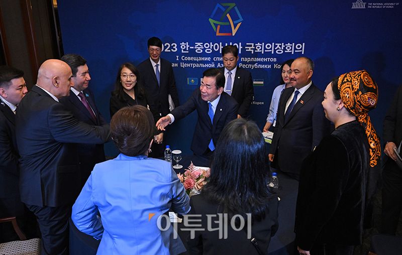 ▲김진표 국회의장이 19일 서울 중구 롯데호텔 서울에서 열린 2023 한-중앙아시아 국회의장회의 본 행사 시작 전 각국 의장들과 사전 환담을 하고 있다. 국회사진취재단