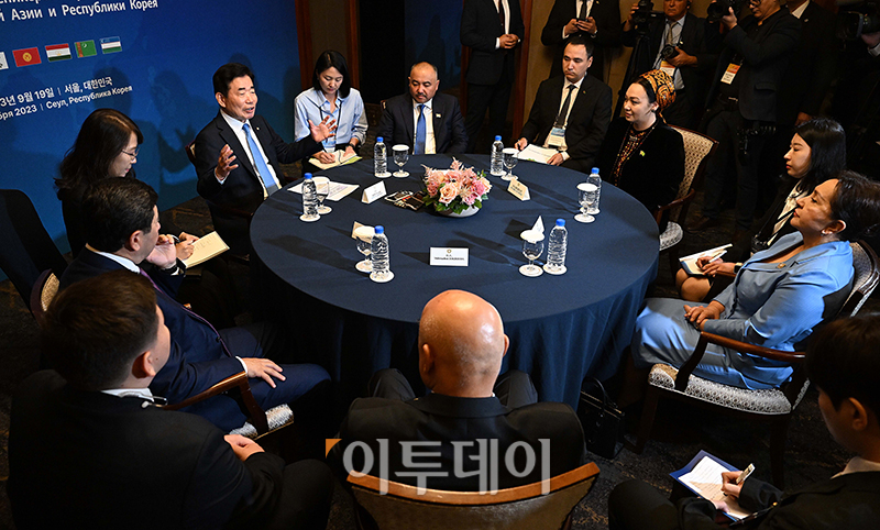 ▲김진표 국회의장이 19일 서울 중구 롯데호텔 서울에서 열린 2023 한-중앙아시아 국회의장회의 본 행사 시작 전 각국 의장들과 사전 환담을 하고 있다. 국회사진취재단