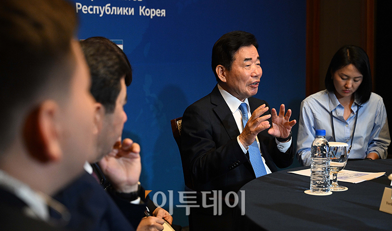 ▲김진표 국회의장이 19일 서울 중구 롯데호텔 서울에서 열린 2023 한-중앙아시아 국회의장회의 본 행사 시작 전 각국 의장들과 사전 환담을 하고 있다. 국회사진취재단