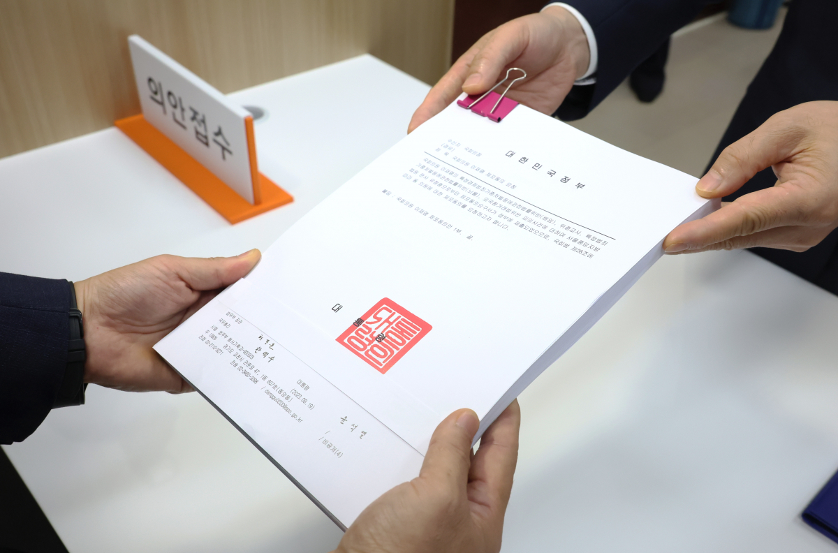 ▲<YONHAP PHOTO-1568> 이재명 대표 체포동의 요청서 접수    (서울=연합뉴스) 이정훈 기자 = 19일 오전 국회 의안과에 더불어민주당 이재명 대표에 대한 체포동의 요청서가 접수되고 있다. 2023.9.19    uwg806@yna.co.kr/2023-09-19 10:41:59/<저작권자 ⓒ 1980-2023 ㈜연합뉴스. 무단 전재 재배포 금지.>