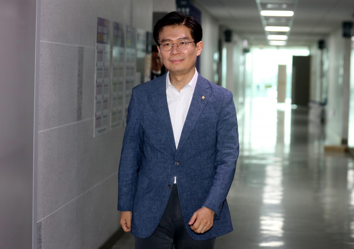 ▲조정훈 시대전환 대표가 19일 오후 서울 여의도 국회 의원회관에서 국민의힘 합당과 관련해 입장을 밝히기 위해 이동하고 있다. (뉴시스)