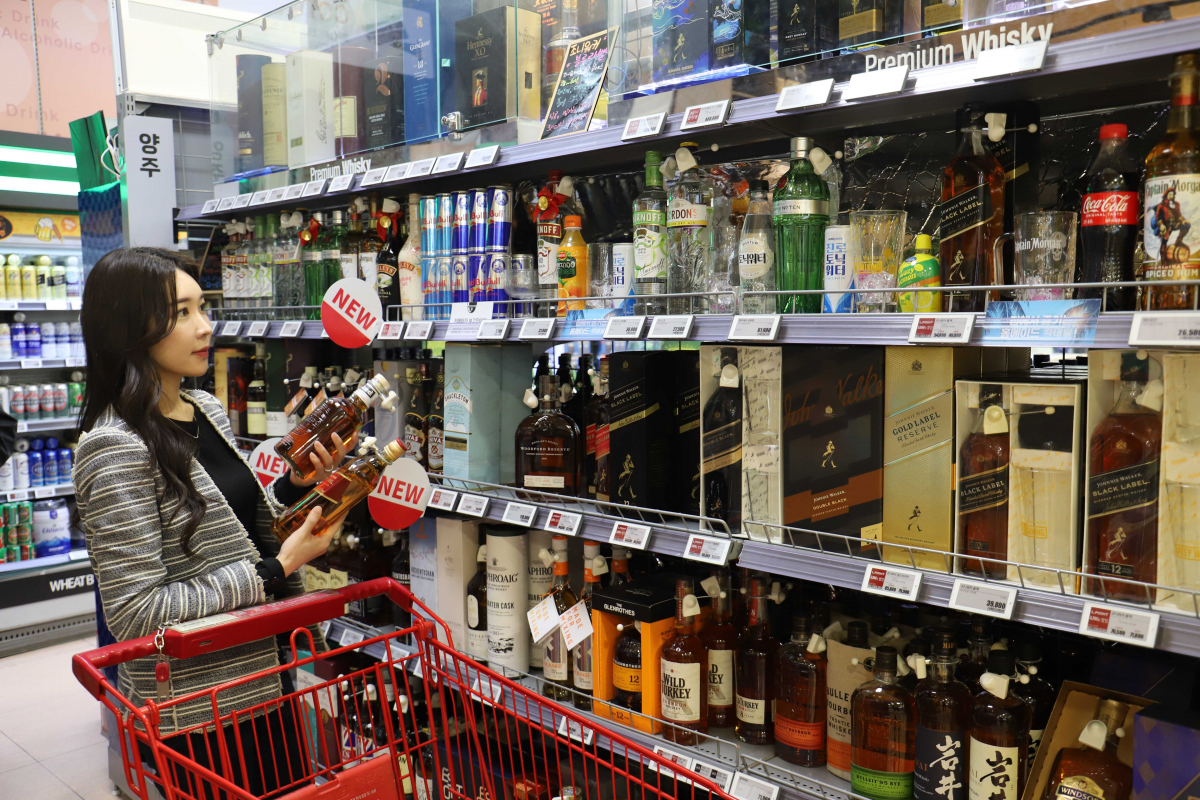 ▲한 고객이 롯데마트 서울역점에서 양주를 고르고 있다. (사진제공=롯데마트)