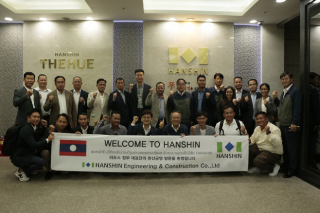 ▲한신공영과 라오스 팍세 제방공사 현장 발주자, 감리단 및 기획재정부, 재무부 등 관련 기관 관계자들이 기념촬영을 하고 있다.  (사진제공=한신공영)
