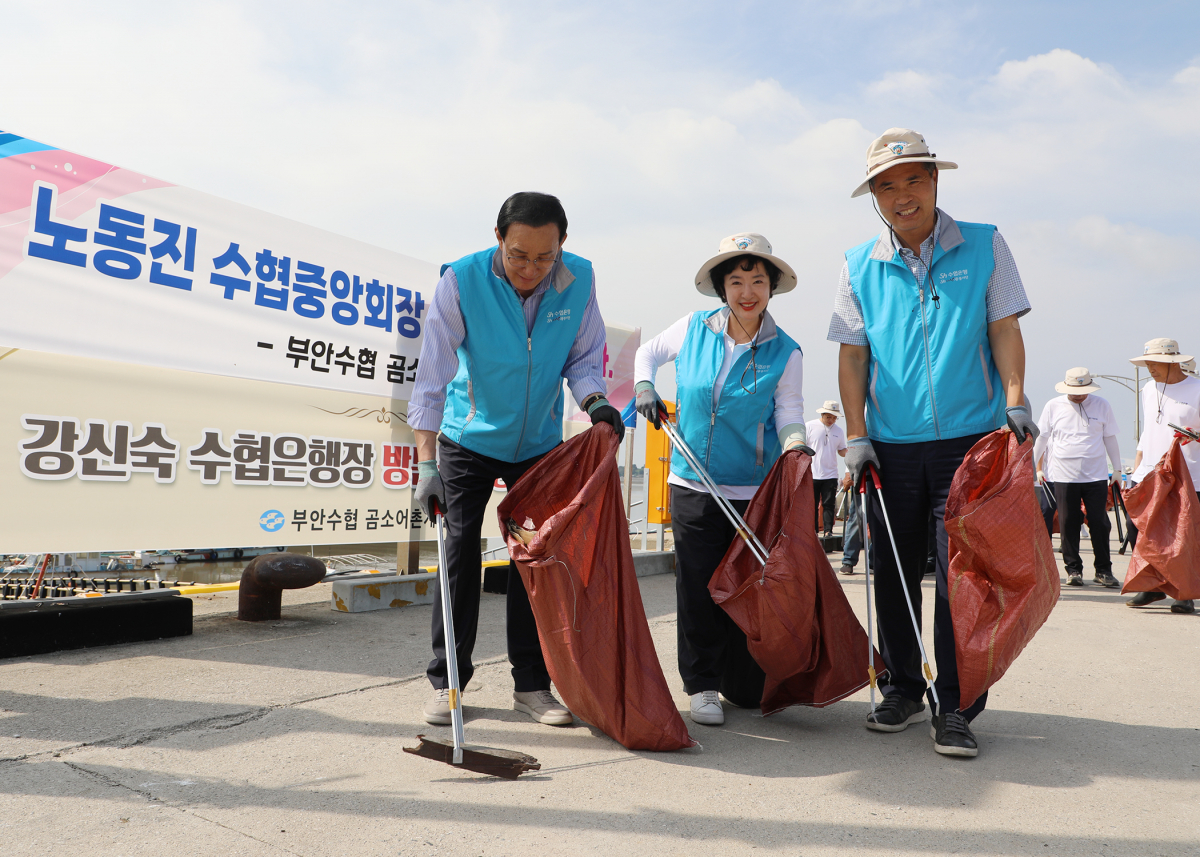 ▲(왼쪽부터)노동진 수협중앙회장, 강신숙 수협은행장, 이원택 더불어민주당 의원이 19일 전북 부안 곰소항 일대에서 열린 '해안가 환경정화 플로깅' 캠페인에 참석해 생활쓰레기와 폐어구 등 쓰레기를 수거하고 있다. (사진제공=Sh수협은행)