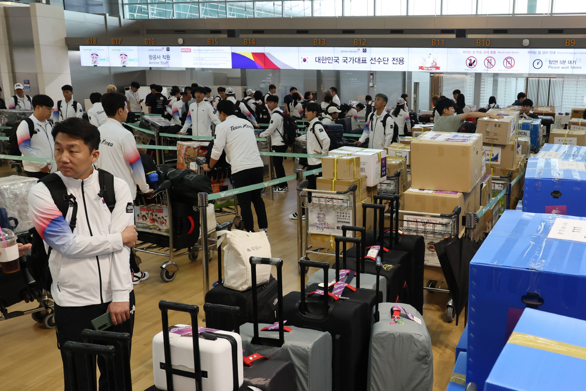 ▲2022 항저우 아시안게임에 출전할 대한민국 선수단 본진이 20일 인천국제공항을 통해 중국으로 출국하기 위해 수속을 밟고 있다. (연합뉴스)
