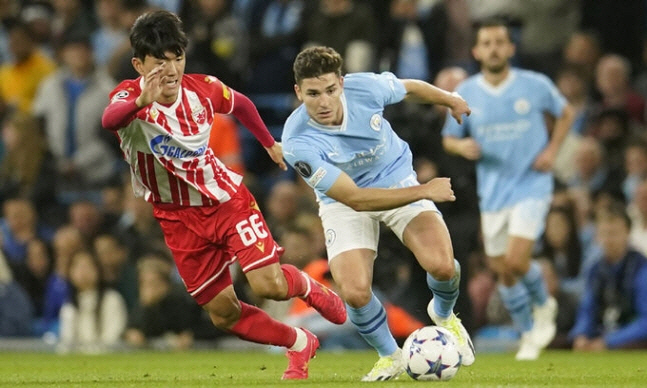 ▲19일(현지시간) 영국 맨체스터 에티하드 스타디움에서 열린 맨시티와의 2023~2024시즌 UCL 조별리그 G조 1차전 원정 경기에 선발 출전한 즈베즈다의 황인범이 드리블하는 맨시티의 훌리안 알바레즈와 함께 달리고 있다. 출처=AP연합뉴스
