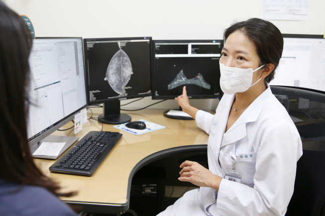 ▲김희정(사진 오른쪽) 서울아산병원 유방외과 교수가 젊은 호르몬 양성 유방암 환자를 진료하고 있다 (사진제공=서울아산병원)