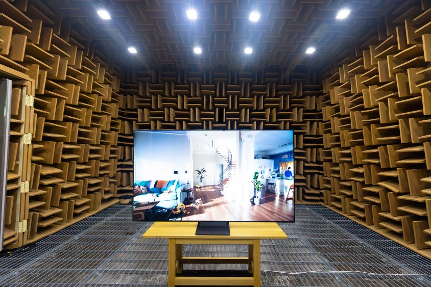 ▲소음이나 잔향 없이 제품에서 나온 음향을 그대로 측정하고 평가하기 위해 삼성전자에서는 국내 최고 수준의 자체 무향실을 운영하고 있다. 다양한 환경에서의 시청 조건을 계측하기 전, 기준(reference)으로 삼을 계측치를 확보하기 위해 사운드 개발에 필수적인 공간이다. (사진제공=삼성전자)