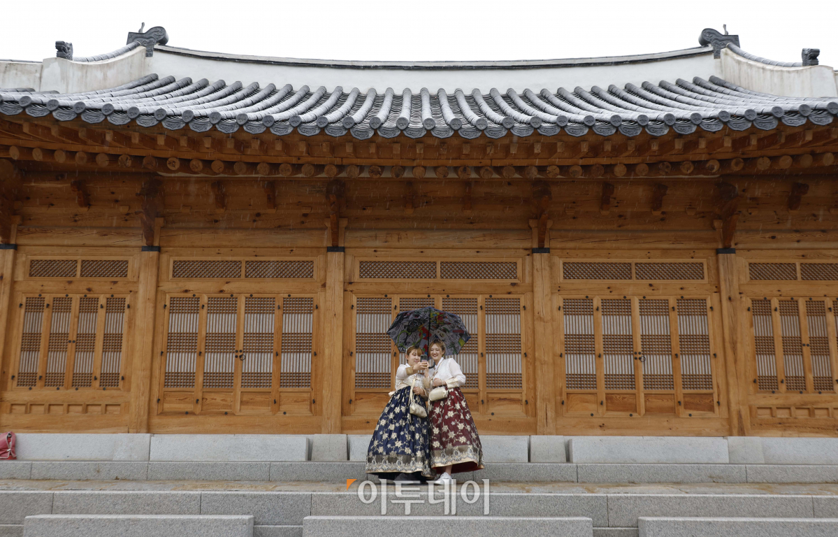 ▲20일 서울 종로구 경복궁에서 일본인 관광객들이 조선 왕세자 공간 경복궁 계조당을 살펴보고 있다. 계조당은 1443년 세종이 왕세자였던 문종을 위해 지은 건물로 1910년 일제강점기 때 조선총독부에 의해 철거됐다. 문화재청 궁능유적본부는 2018년부터 '경복궁영건일기'등을 바탕으로 6년만에 계조당을 복원 완료했다. 계조당 관람은 경복궁 관람객 누구나 사전 신청 없이 관람이 가능하다. 조현호 기자 hyunho@